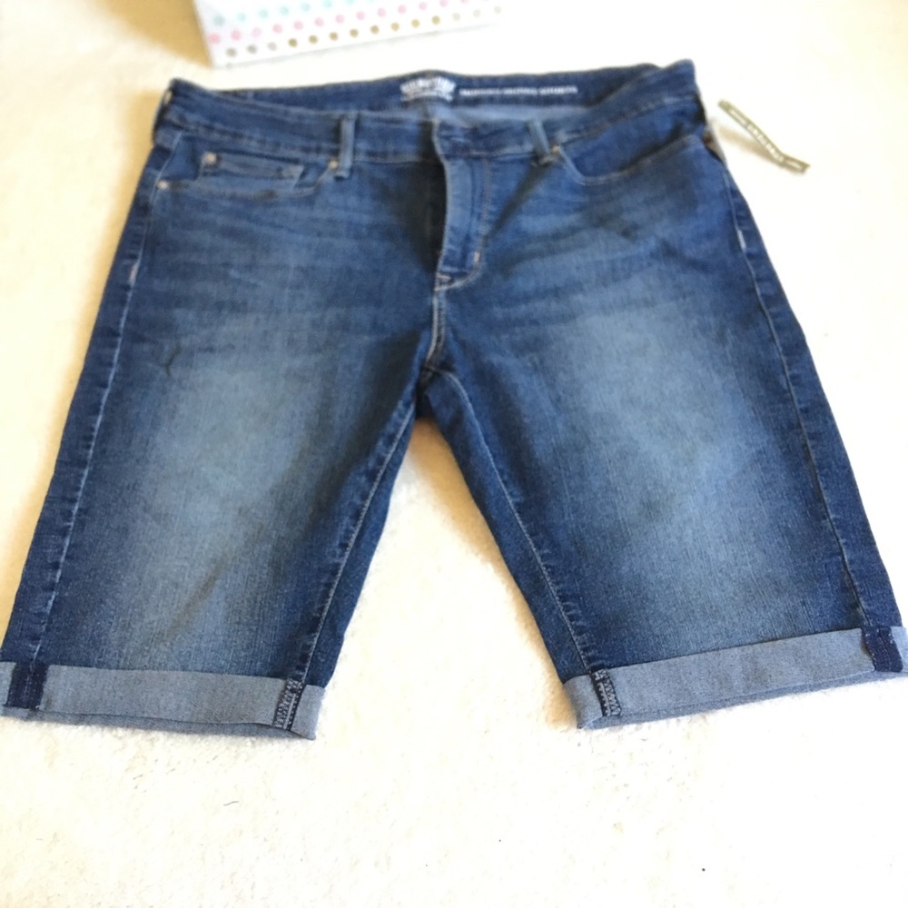 New Summer Ready Levi Skinny Shorts